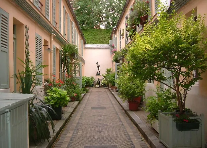 Dupleix 75m2 Sur Cour Arboree דירה